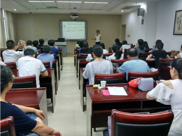 为纪念中国共产党成立96周年，深入推进“两学一做”教育活动，易游体育集团党委书记陈宝贵同志，易游体育集团党委副书记、厦门眼科中心党总支书记陈逸恬同志，党委委员张秀恋同志，以及支部三十余名党员同志参加了集团党委组织的庆祝“七一”主题党日