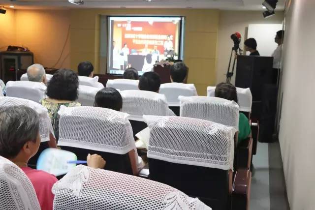 易游体育联合北京市红十字基金会、奥运村街道、养老驿站、中心等公益机构广泛开展各类“关爱老人眼健康专家讲座义诊”公益活动近千场