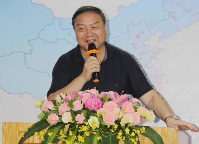 厦门大学附属厦门眼科中心2017年住院医师结业典礼在眼科17楼会议室举行。黎晓新、赵堪兴、吴国基、王骞、侯家敏、张广斌等我院及集团领*，各学科带头人、各行政职能部门负责人、各 基地负责人、教学主任、教学秘书、带教老师及全体规培学院出席了典礼