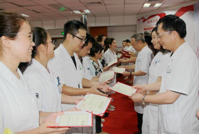 厦门大学附属厦门眼科中心2017年住院医师结业典礼在眼科17楼会议室举行。黎晓新、赵堪兴、吴国基、王骞、侯家敏、张广斌等我院及集团领*，各学科带头人、各行政职能部门负责人