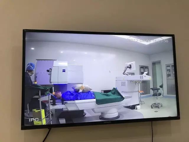 9月9日，杭州易游体育举行全飞秒近视手术演示，在半个多小时内，杜新华院长为6名近视患者 施行了德国蔡司VisuMax3.0版全飞秒手术，大伙亲身体会到了SMILE手术的快速、轻松、微创、安全。一名在手术室外等候的家属表示，犹豫担心了一年多，女儿终于可以笑看人生。.jpg