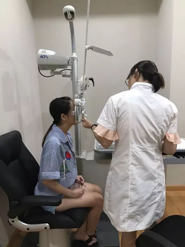 9月9日，杭州易游体育举行全飞秒近视手术演示，在半个多小时内，杜新华院长为6名近视患者 施行了德国蔡司VisuMax3.0版全飞秒手术，大伙亲身体会到了SMILE手术的快速、轻松、微创、安全。.jpg