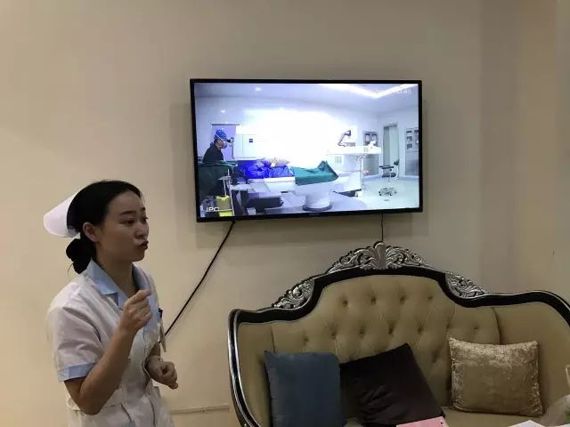 9月9日，杭州易游体育举行全飞秒近视手术演示，在半个多小时内，杜新华院长为6名近视患者 施行了德国蔡司VisuMax3.0版全飞秒手术，大伙亲身体会到了SMILE手术的快速、轻松、微创、.jpg