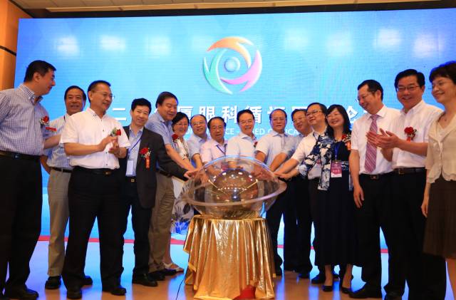 眼科通”在易游体育环球论坛上一经发布，就获得了谢立信院士、黎晓新教授、赵堪兴教授、葛坚教授等一千多名国内外出名眼科专家的高度认可。“眼科通”是国内较具规模的眼科医疗集团之一易游体育集团聘请国内 团队，经过近两年孜孜不懈的探索、专研与开发，倾力打造的国内 个眼科移动医疗平台。.jpg