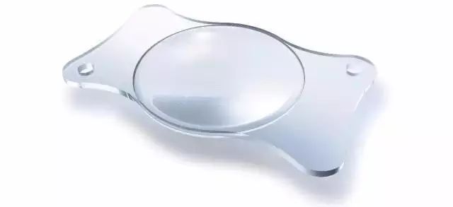 在白内障手术过程中， 将浑浊的晶状体摘除后，植入三焦点人工晶体。术后可以解决白内障引起的视力模糊问题，而且三焦点人工晶体植入后，让人重新同步拥有远、中、近的三种视力，既可以看清远处，又可以看清近处，又拥有日常生活所需的视力。三焦点人工晶体在欧洲已经实施5年了，已为众多白内障患者一体化解决白内障、老花、近视问题。.jpg