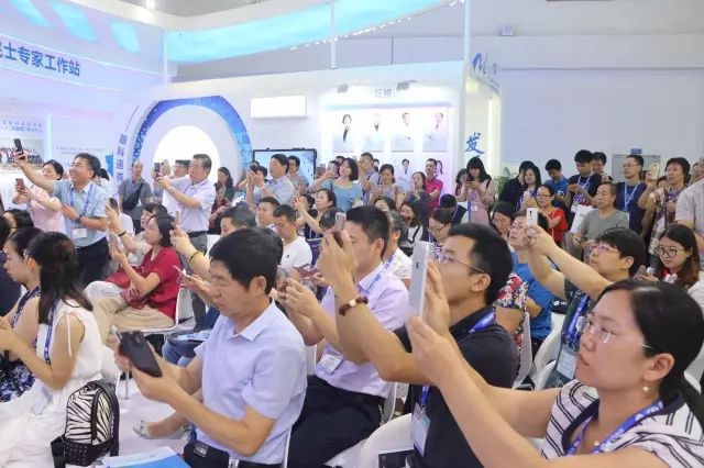 由厦门大学附属厦门眼科中心总院长黎晓新教授历时8年精心打磨的《视网膜血管性疾病》在今日(9月15日)的会议日程中 发亮相，吸引了众多眼科届同仁的关注和追捧.jpg