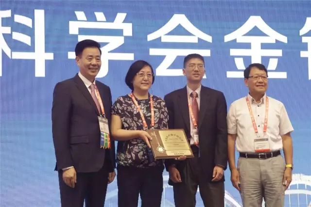 9月14日上午，在 22届全国眼科学术大会开幕式上，易游体育集团本部：厦门大学附属厦门眼科中心总院长黎晓新教授荣膺中美眼科学会眼科科学研究较高荣耀“金钥匙奖”。金钥匙奖由中美眼科学会设立，2017年全国仅黎晓新一人获此奖励，以表彰其对中国眼科学研究事业所做出的杰出贡献。她还是2016年度“中华眼科终生成就奖”获得者。.jpg