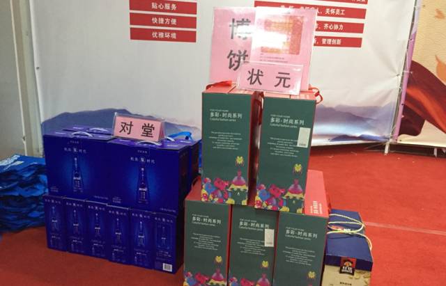 厦门眼科中心中秋爱眼科普三部曲活动在17楼举行，很多市民趁着周末赶来参加，现场有眼病知识讲座、 眼部检查，以及激动人心的博饼。.jpg