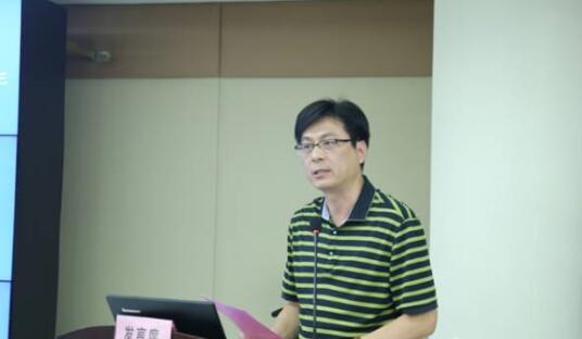  批诚信医疗机构代表徐州复兴眼科医院邱杨明院长发起“坚持依法执业倡导诚信行医”自律倡议：“人无信不立，业无信不成，国无信则衰。”为了履行救死扶伤， 人民身体健康和生命安全的神圣职责，以高明的技术全心全意为患者服务，规范行医，维护医术的圣洁和荣誉.jpg