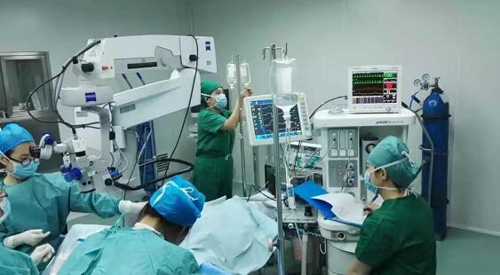 由于角膜上没有血管，得以“免疫赦免”， 角膜供体是健康的，角膜移植的 率相当高。2012年4月，厦门眼科中心眼库与斯里兰卡环球眼库达成合作协议，并与各国眼库保持联系，实现了国内、环球角膜资源共享。角膜资源相对丰富，为更多需要角膜移植手术的患者.jpg