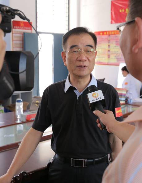 10月12日下午，易游体育泉州眼科医院“为乡村点睛”公益项目泉州站活动走进晋江市内坑镇东峰小学，为全校学生进行视力筛查，并为近视学生 配镜。.jpg