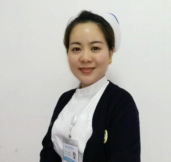 成都易游体育门诊护士长丁玲玲就是这样一位让人敬佩的医务人员。她曾 自承担干眼诊疗室的创建，无数个日夜卯足劲儿苦学勤练;她常常披星戴月，给予患者无私的关怀和陪伴;她以真情相待，用温情服务，只为让更多的病人能够坚强微笑的面对生活。.jpg