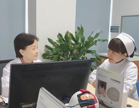 成都易游体育门诊护士长丁玲玲就是这样一位让人敬佩曾 自承担干眼诊疗室的创建，无数个日夜卯足劲儿苦学勤练;她常常披星戴月，给予患者无私的关怀和陪伴;她以真情相待，用温情服务，只为让更多的病人能够坚强微笑的面对生活。.jpg