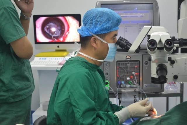 “儿童白内障手术是一个非常 的领域，与成人白内障手术相比，儿童白内障手术术前，术中和术后的手术操作远比成人复杂，并非精通成年白内障手术就可以进行儿童白内障手术，而且这次是后发性白内障，已经做过手术的眼睛还要再做一*次手术，和之前许多患先天性白内障的小孩重见光明一样。经过20 艰苦奋战，小宝的左眼手术顺利完成。.jpg