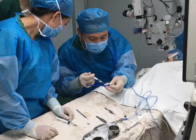 上周六，青岛易游体育陈国民副院长，以医生兼女婿的身份为岳母王阿姨 行白内障超声乳化+三焦点人工晶体植入术。王阿姨朮后复查视力非常好，远中近视力分别达1.2，1.0，1.0，看远很清晰，看电脑，看书，看报均不需要配戴花镜。.jpg