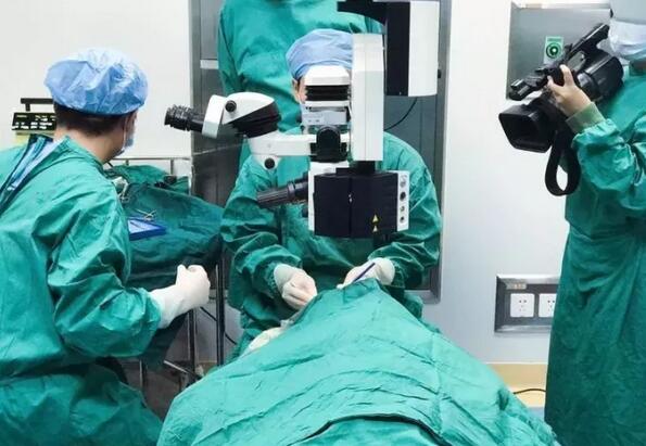 赣州易游体育“光明行”为百岁老人 医治，王奶奶儿子偶然听到一个邻居在赣州易游体育看过眼睛，做的白内障手术，术后  很好。在和老人及其他家人沟通同意后，10月18日，他当即带着王奶奶来到医院就诊.jpg