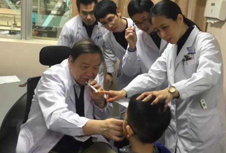 10月21日，由厦门大学附属厦门眼科中心主办的 五届福建省斜视、弱视及儿童眼病防治学习班在厦门如期举行。来自全国各地200多名眼科专家同行出席了学习班，并围绕斜视、弱视及儿童眼病的基础与临床研究展开交流.jpg