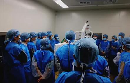 10月24日，成都易游体育CO2激光辅助深层巩膜切除术培训会圆满落幕。本次培训会由成都易游体育青光眼科主任、副主任医师胡建旗医生用猪眼为参会人员演示了CLASS手术全过程，并指导学员进行了实际操作，学员们纷纷表示手术操作简单易懂易学，培训活动取得圆满 。.jpg