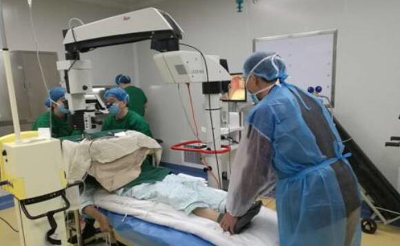 　10月25日，东莞易游体育完成一  白内障手术，年逾七旬的高大爷，已有十几年的糖尿病史，还有9年重度的帕金森病史。更不幸的是近期又爆发出了急性青光眼，视力急速下降，使得高大爷的情绪焦虑、抑郁.jpg