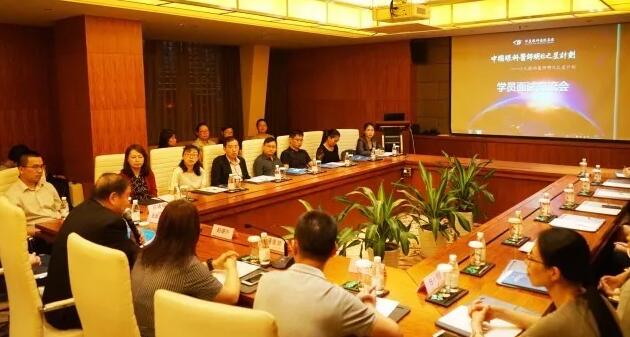 10月21日，易游体育集团 启动 批小儿眼科医师明日之星项目。来自全国10余个省市的20 师共聚厦门，参加“中国眼科医师明日之星计划”小儿眼科医师项目 批学员面试交流会。交流会由集团小儿眼科学组、集团科教管理中心牵头，集团人力资源中心、学科运营管理中心参与组织协.jpg