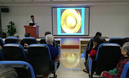 活动当天虽有些凉意，讲座现场却气氛火热，重庆易游体育为老人们进行 的眼健康科普宣教、眼部检查，用自己的实际行动弘扬中华民族尊老，敬老，助老传统美德，普及爱眼护眼知识、提*重庆老年朋友爱眼护眼的意识2.jpg