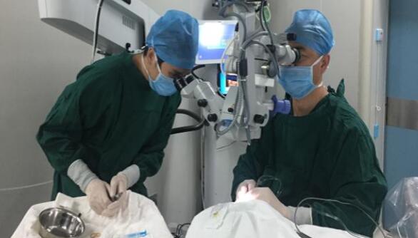 10月29日，一位职业性白内障男子，在厦门眼科中心手术后 复明。值得一提的，不少人对于其从事职业会导致的“职业性白内障”并不在意，但根据厦门眼科中心白内障专科陈伟主任介绍，在接诊中，职业性白内障并不少见，对于这些行业从业人员如何做好眼病防护，也进行了详细的介绍。2.jpg