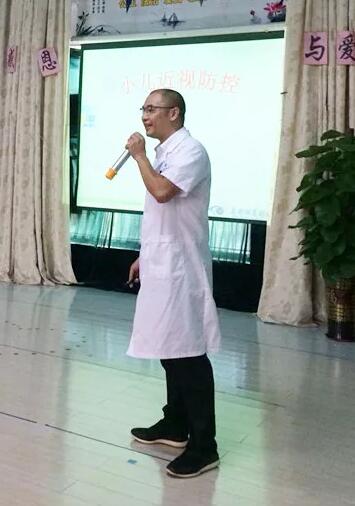 东莞易游体育近视防控医生表示，假性近视可以通过一定的医治手段和纠正用眼习惯来 ，但当出现真性近视时就需要佩戴框架眼镜或者角膜塑形镜来 。孩子是假性近视还是真性近视，需要 的眼科医生去检测判断，否则会适得其反。3.jpg