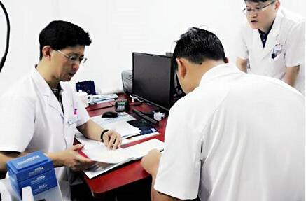 自厦门眼科中心开设遗传眼病门诊以来，全国各地前来寻求世界眼遗传病基因医治 专家 教授帮助的患者，络绎不绝。 教授表示，遗传性眼病种类繁多，致病原因比较复杂，可能是单纯的一种遗传因素引起的，也可能是多种遗传因素引起的，还可能和环境因素有关，传统的方法难以 。而当下的基因检测诊疗技术，有可能通过基因检测找到致病的突变基因，并有望对某些由单一基因突变造成的疾病在将来进行基因医治。1.jpg