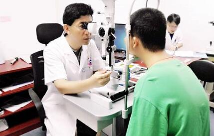 自厦门眼科中心开设遗传眼病门诊以来，全国各地前来寻求世界眼遗传病基因医治 专家 教授帮助的患者，络绎不绝。 教授表示，遗传性眼病种类繁多，致病原因比较复杂，可能是单纯的一种遗传因素引起的，也可能是多种遗传因素引起的，还可能和环境因素有关，传统的方法难以 。而当下的基因检测诊疗技术，有可能通过基因检测找到致病的突变基因，并有望对某些由单一基因突变造成的疾病在将来进行基因医治。2.jpg