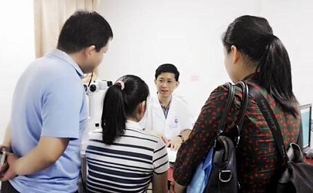 自厦门眼科中心开设遗传眼病门诊以来，全国各地前来寻求世界眼遗传病基因医治 专家 教授帮助的患者，络绎不绝。 教授表示，遗传性眼病种类繁多，致病原因比较复杂，可能是单纯的一种遗传因素引起的，也可能是多种遗传因素引起的，还可能和环境因素有关，传统的方法难以 。而当下的基因检测诊疗技术，有可能通过基因检测找到致病的突变基因，并有望对某些由单一基因突变造成的疾病在将来进行基因医治。3.jpg