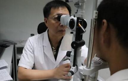 “小小竹棍把我害的好苦啊!幸好，遇到了厦门眼科中心眼整形科的胡继发副主任。医术好、态度好。大医院 医生就是不一样!”——医治眼睛后的老李激动的说道1.jpg