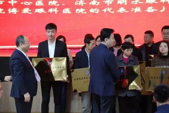 10月28日，由中华医学会角膜病学组组织、 个总部落户山东的全国性专病联盟—全国角膜移植质量控制联盟成立授 仪式在山东省眼科医院举行，重庆易游体育成为全国 批角膜移植质量控制联盟成员单位。仪式上，中华医学会角膜病学组组织等高度评价重庆易游体育的角膜移植技术。3.jpg