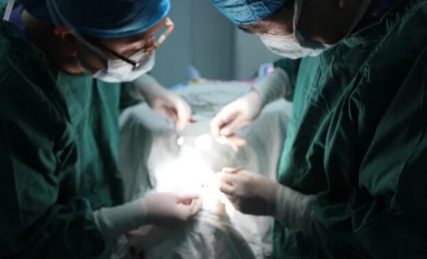 当地的医生跟我说，如果做手术他们只有50%的把握能把我爸眼睛里的东西取出来，而且还不知道会不会伤到眼睛其他部位，我实在是不放心。”刘先生的儿子回忆道。孝顺的儿子不想让爸爸的眼睛承受“50%失败的可能性”，在经过多方打听后，知道福州眼科医院副院长、眼眶病科李谦益主任是这方面的“好手”,他决定带着爸爸到福州寻找 2.jpg