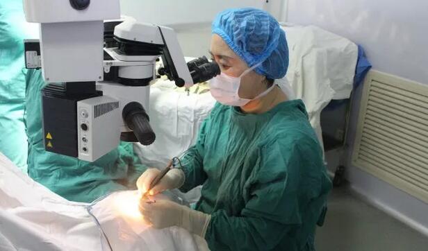 白内障超声乳化技术是显微手术的重大成果，早在1996年我国引进该项手术之初，张院长就开始从事白内障超声乳化手术，至今已 进行6 余 ，且从无出现一 并发症。由她带教的20余位医生不仅熟练掌握了白内障超声乳化手术，更是把“患者术后无并发症”当成自己努力的方向。.jpg