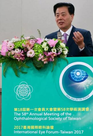 会议 日开幕式上中国台湾眼科学会理事长翁林仲教授 先邀请姚克教授上台代表中华医学会眼科学会致辞，对大会隆重召开表示祝贺。姚教授在致辞中说：“近年来，海峡两岸眼科界的交往日益密切和深入，两岸眼科同仁频繁互访，共同分享学术成果，共同推动两岸眼科医疗技术的进步，为实现中华眼科与环球接轨、.jpg