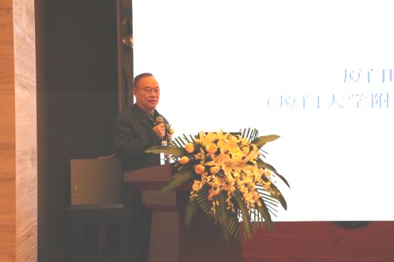 厦门眼科中心业务院长、眼底病 学科带头人吴国基教授发表了《染色玻璃体手术》的演讲.jpg