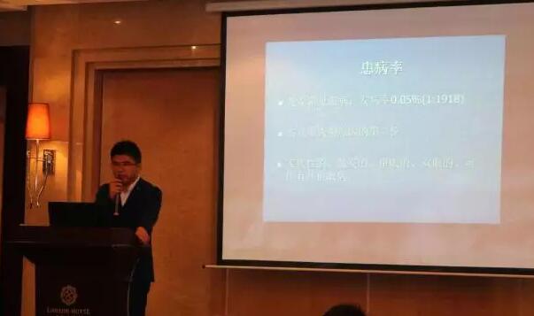 重庆易游体育业务副院长、白内障专家安晓巨院长做了《先天性白内障手术医治》的分享.jpg