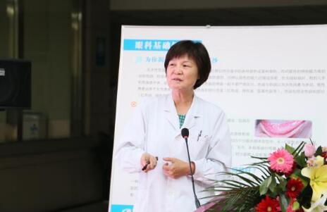 12月17日，由郑州慈善总会、郑州易游体育视光眼科医院与卡尔蔡司(上海)管理有限公司联合举办的“2018视光眼科医院上上老视产品发布会暨 届‘正值夕阳美，较是晶彩时’中老年眼病科普论坛”在郑州易游体育视光眼科医院隆重召开。2.jpg