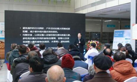 12月17日，由郑州慈善总会、郑州易游体育视光眼科医院与卡尔蔡司(上海)管理有限公司联合举办的“2018视光眼科医院上上老视产品发布会暨 届‘正值夕阳美，较是晶彩时’中老年眼病科普论坛”在郑州易游体育视光眼科医院隆重召开。4.jpg