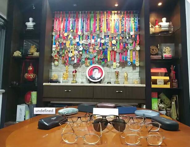 12月10日，在晋江环球马拉松跑道上，一位身穿易游体育蓝红黄运动服、赤着双脚、头戴兔耳朵帽的 员，格外引人注目。此人正是50岁前完成100场马拉松比赛的明星跑手、易游体育形象大使“赤脚大仙”——李清模。4.jpg