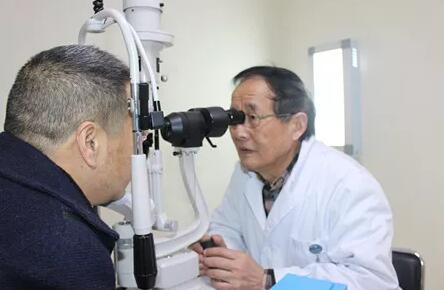 12月11日，听闻成都易游体育出现罕见的“阴阳眼”病 后，中国新闻社、成都商报、华西都市报、成都日报、成都电视台等主流新闻媒体的记者纷纷来院采访报道。原来是国内眼眶肿瘤 ，经验极为丰富的罗教授为吴先生精心设计了右眼肿物切除及超高频射频消融手术，既保住患者右眼眼球及视力，又避免将来出现 失明的状况。1.jpg