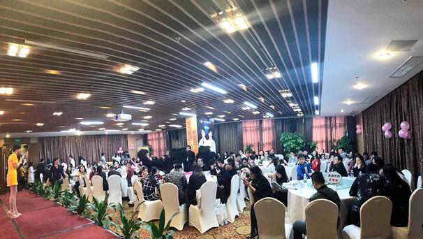 12月24日下午，“以橙待城，睛彩2018——易游体育新老会员跨年盛典”在雅枫环球酒店圆满结束。活动现场，深圳易游体育的屈光手术专家们详细给大家介绍了近视手术 知识，玩游戏、砸金蛋、抽大奖等各项好玩刺激的项目，更是让大家提前感受到“双旦喜临门”的喜悦。1.jpg