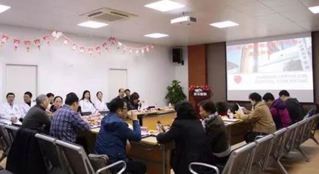 12月23日上午8时许，由上海市社会医疗机构协会组织的专家评审团在闫东方会长的带领下一行已经冒着严寒抵达上海和平眼科医院。专家们抵达医院二楼学术报告厅落座后，上海和平眼科医院郭海科院长、陈凤国总经理 先一一致辞对上海市社会医疗机构协会组织的专家评审团的来到表示热烈欢迎;随后，专家评审团听取了吴迺川名誉院长作星 医院创建工作汇报5.jpg