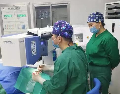 12月24日，一对夫妻一起来到贵阳阳明眼科医院双双通过飞秒手术摘掉了伴随了多年的眼镜。近视手术已为全球几千 人带来方便，身边做近视手术的朋友也并不少见，但是夫妻俩同时来做近视手术的可不多见。5.jpg