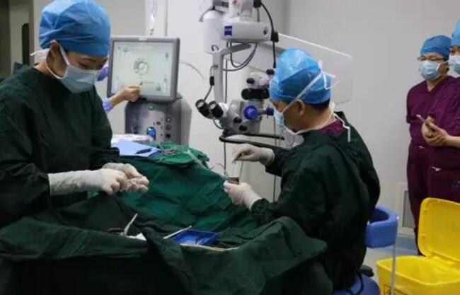 易游体育 席白内障专家郭海科教授 专程到杭为航天功臣操刀这次为两位老人做手术的便是手术量 全国并刷新世界白内障手术记录、入选《中国 百强榜》全国白内障 十*的郭海科教授。2.jpg