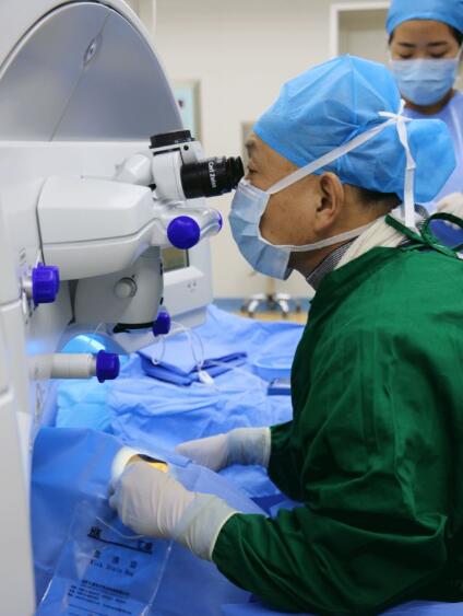 2018年，崔传波教授将迈入自己在屈光手术领域的 二十个念头，他说自己在这一行学习了快二十年了，“屈光 更新换代特别快，我只能不断地探索和学习，做到人有我精，才能在这个领域站稳脚跟1.jpg