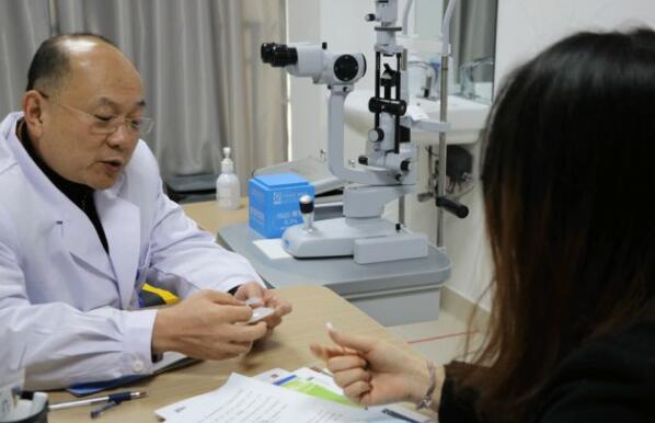 2018年，崔传波教授将迈入自己在屈光手术领域的 二十个念头，他说自己在这一行学习了快二十年了，“屈光 更新换代特别快，我只能不断地探索和学习，做到人有我精，才能在这个领域站稳脚跟3.jpg