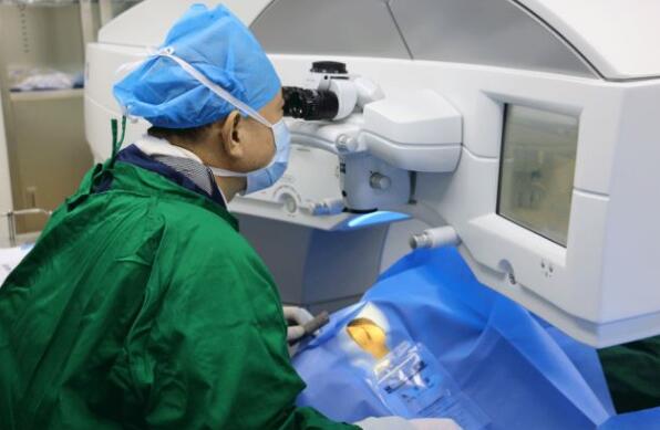 2018年，崔传波教授将迈入自己在屈光手术领域的 二十个念头，他说自己在这一行学习了快二十年了，“屈光 更新换代特别快，我只能不断地探索和学习，做到人有我精，才能在这个领域站稳脚跟4.jpg