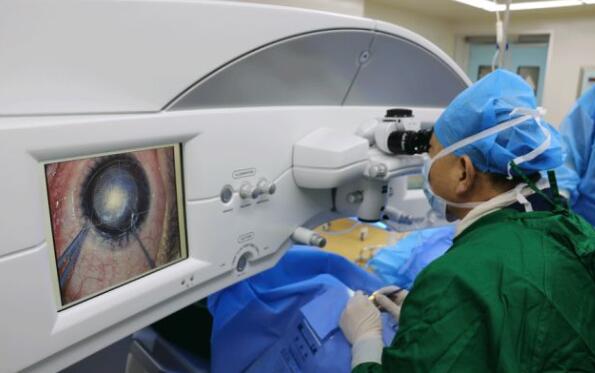 2018年，崔传波教授将迈入自己在屈光手术领域的 二十个念头，他说自己在这一行学习了快二十年了，“屈光 更新换代特别快，我只能不断地探索和学习，做到人有我精，才能在这个领域站稳脚跟5.jpg