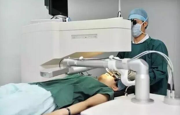 2014年，厦门眼科中心 在福建引进世代一代近视激光手术设备——德国蔡司全飞秒激光，揭黎明又一*次站在了时代的 ，但也处于一个新的起点1.jpg